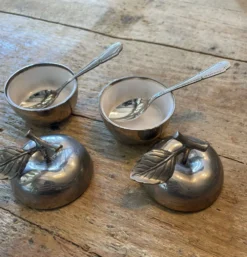 2 salières ou poivrières en forme de pomme.