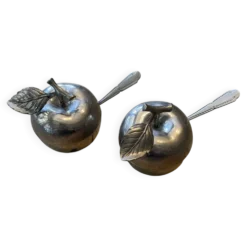 2 salières ou poivrières en forme de pomme.