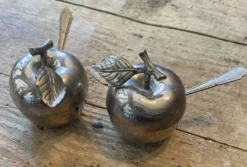2 salières ou poivrières en forme de pomme.