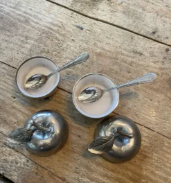 2 salières ou poivrières en forme de pomme.