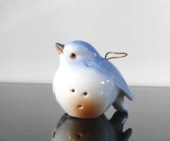 Salière vintage oiseau en porcelaine bleue et blanche
