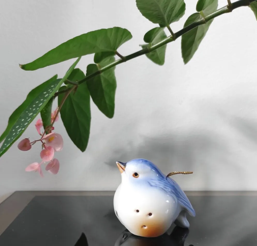 Salière vintage oiseau en porcelaine bleue et blanche