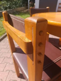 Salle a manger brutaliste en orme et cuir
