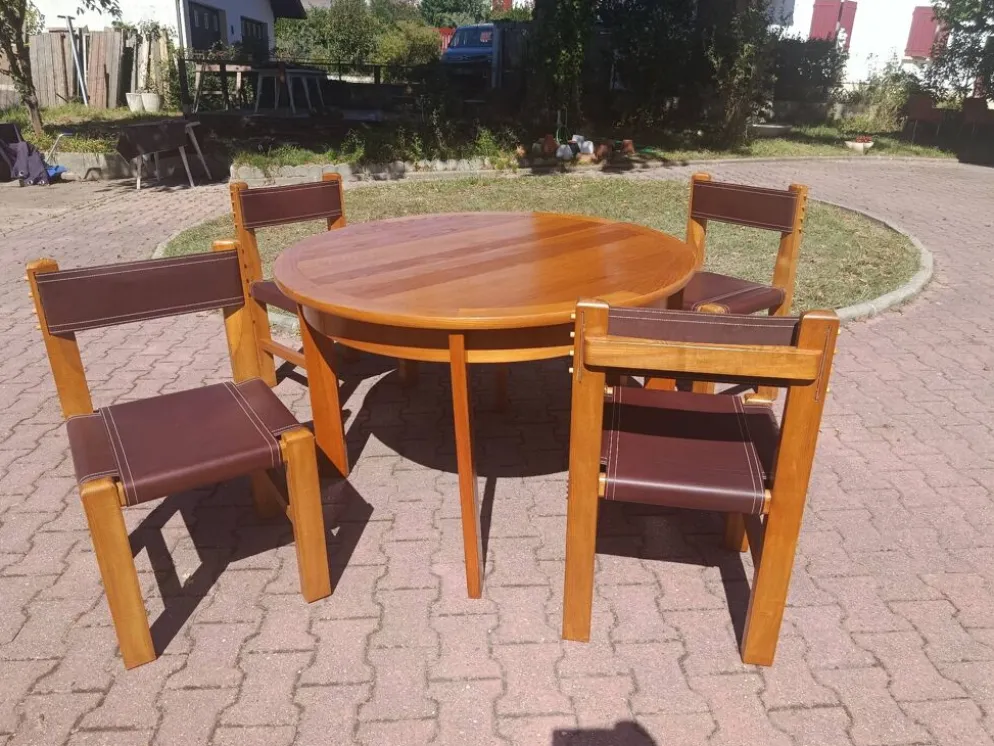 Salle a manger brutaliste en orme et cuir