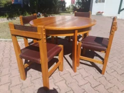 Salle a manger brutaliste en orme et cuir