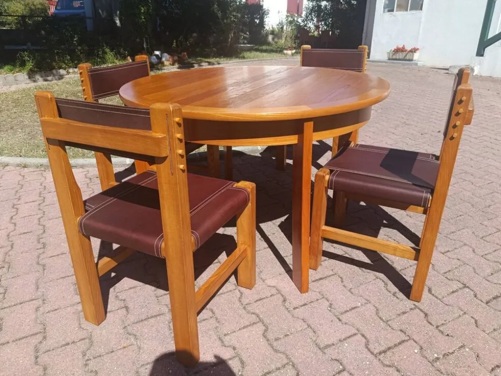 Salle a manger brutaliste en orme et cuir