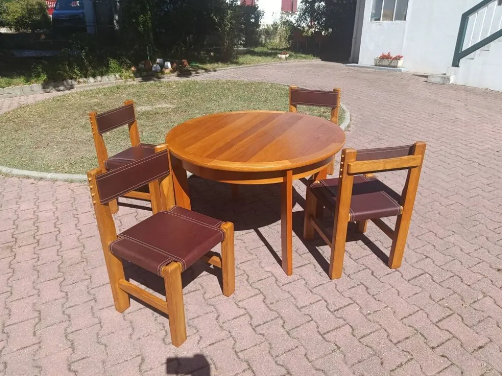 Salle a manger brutaliste en orme et cuir