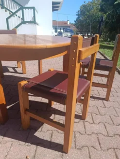 Salle a manger brutaliste en orme et cuir