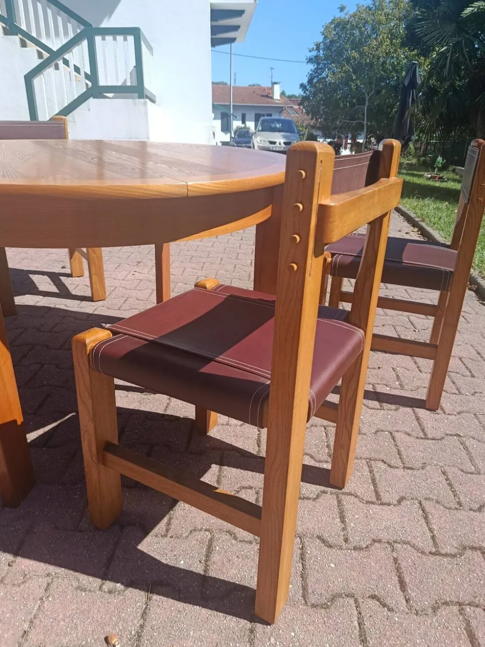 Salle a manger brutaliste en orme et cuir