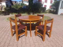 Salle a manger brutaliste en orme et cuir