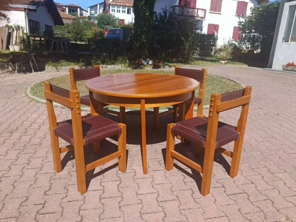 Salle a manger brutaliste en orme et cuir