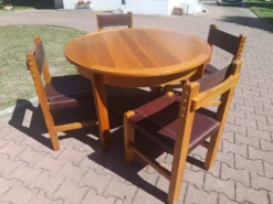 Salle a manger brutaliste en orme et cuir