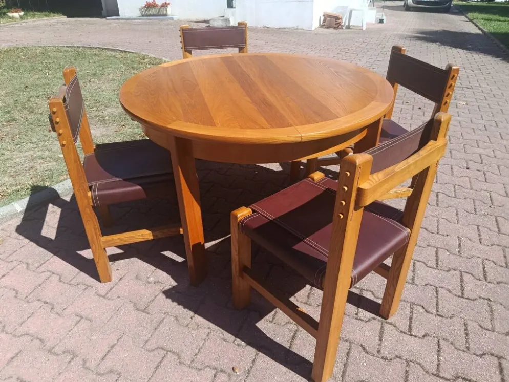 Salle a manger brutaliste en orme et cuir