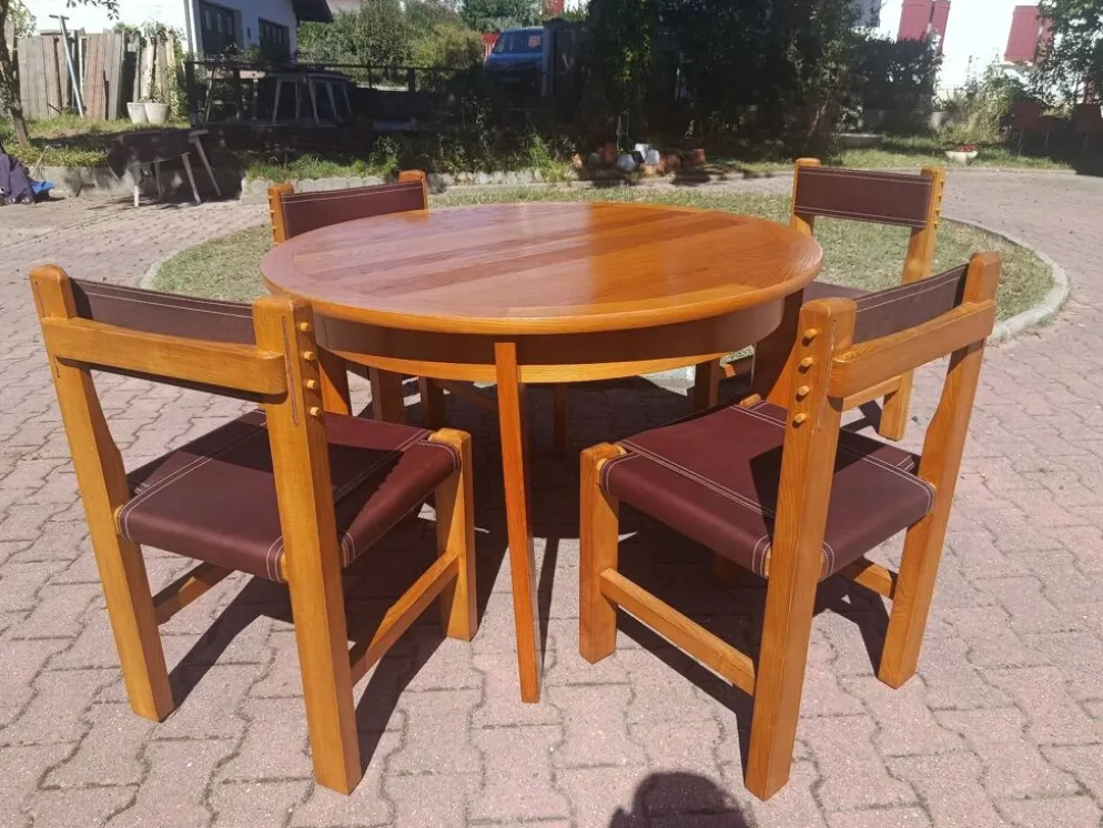 Salle a manger brutaliste en orme et cuir