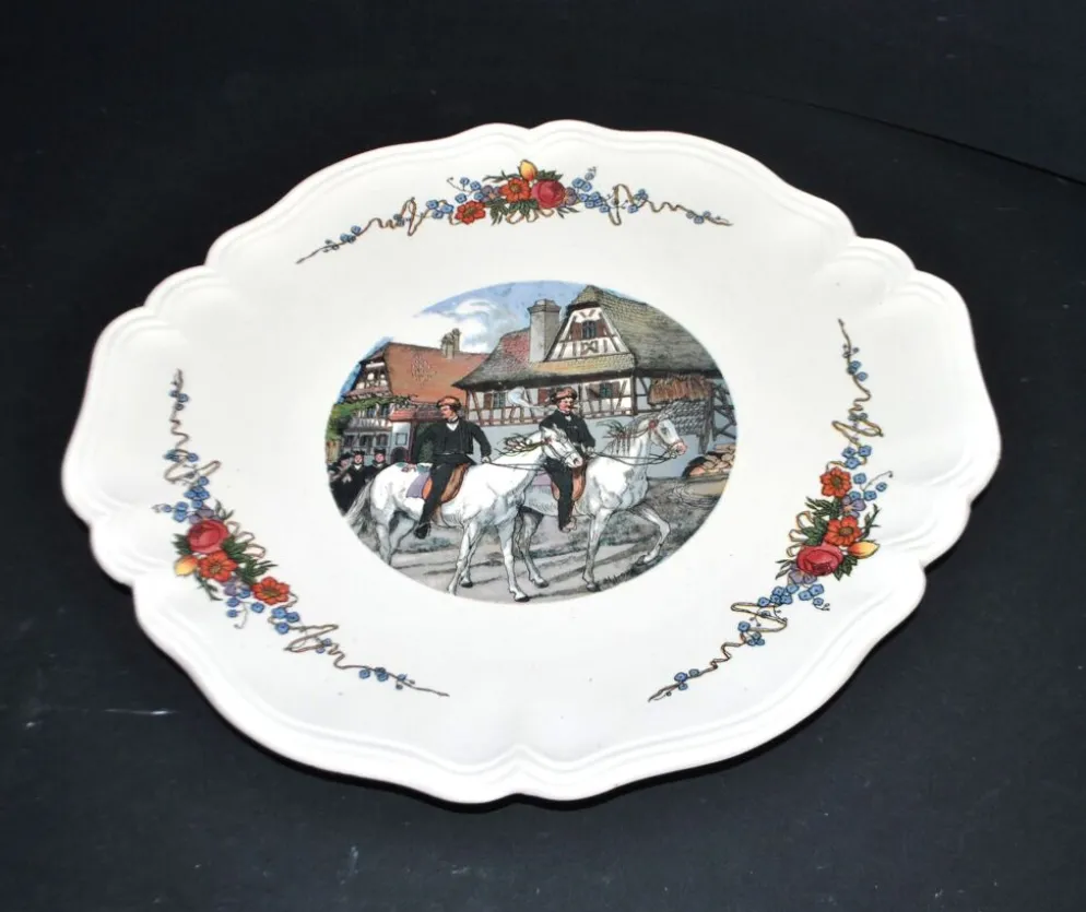 Sarreguemines plat Obernai chantourné en faïence décor cavaliers Alsace par Loux