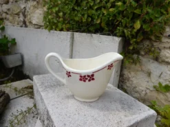 Sauciere en faience a fleurs rouge, KG Luneville, France, Art Deco