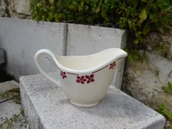 Sauciere en faience a fleurs rouge, KG Luneville, France, Art Deco