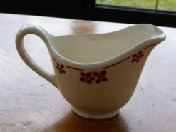 Sauciere en faience a fleurs rouge, KG Luneville, France, Art Deco