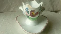 Sauciere en faience decor au coq sarreguemines hamage nord de la france