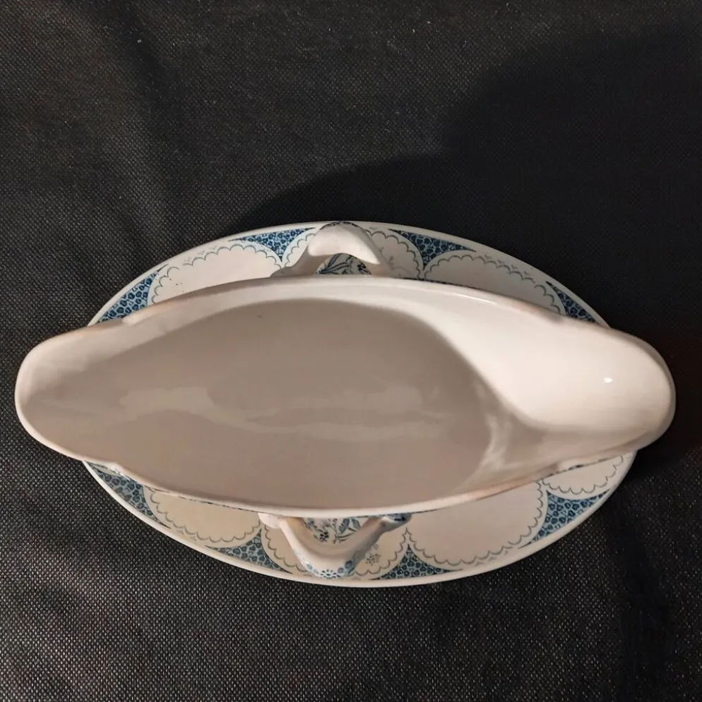 Sauciere xixème en faïence, estampillée lille k&g luneville