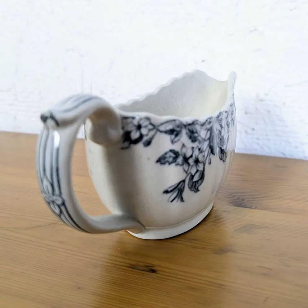 Saucière ancienne en faïence à décor floral