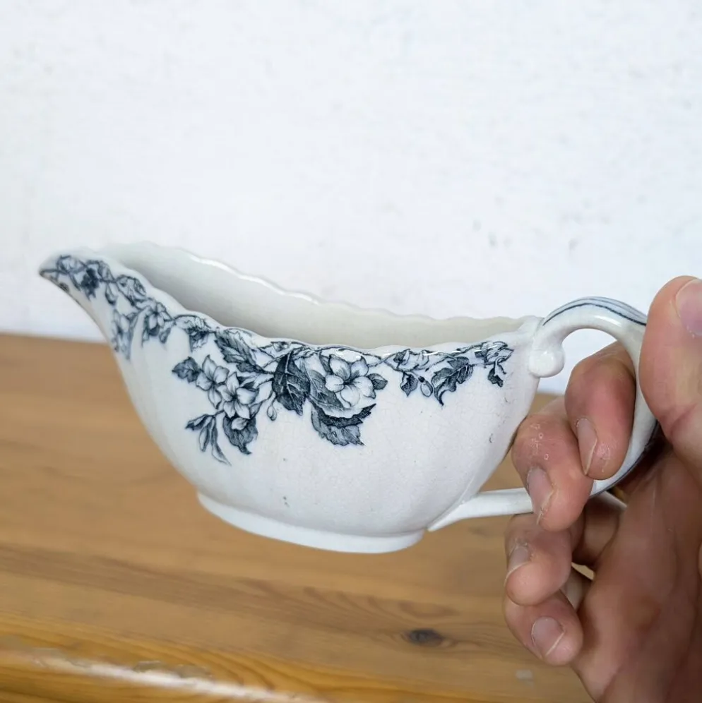 Saucière ancienne en faïence à décor floral