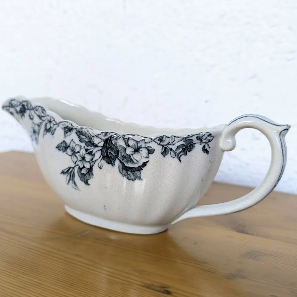Saucière ancienne en faïence à décor floral