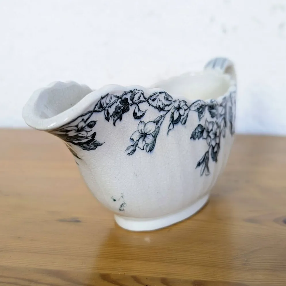Saucière ancienne en faïence à décor floral