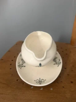 Saucière ancienne en faïence de Longchamp avec son dormant – décor ver