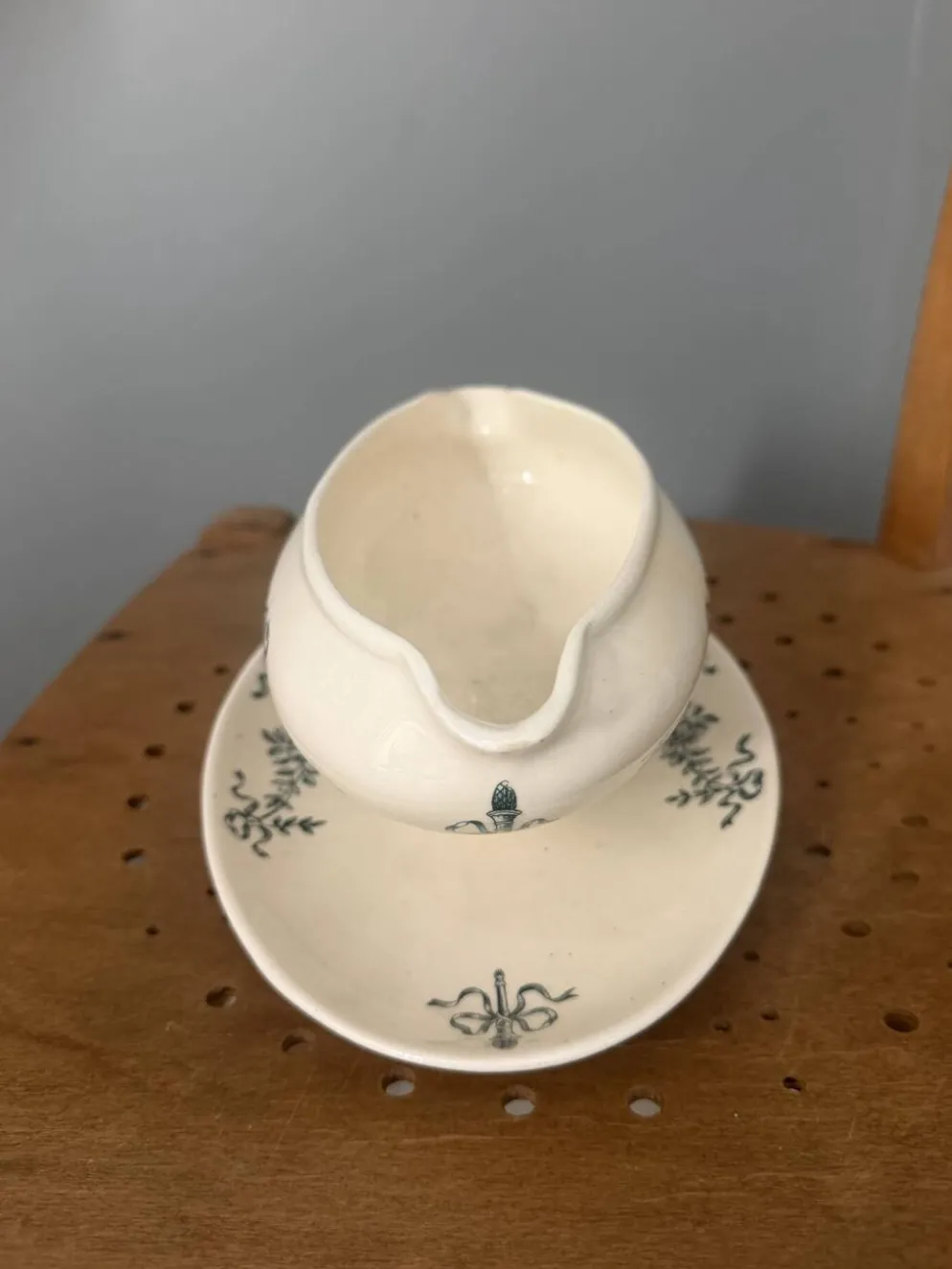 Saucière ancienne en faïence de Longchamp avec son dormant – décor ver