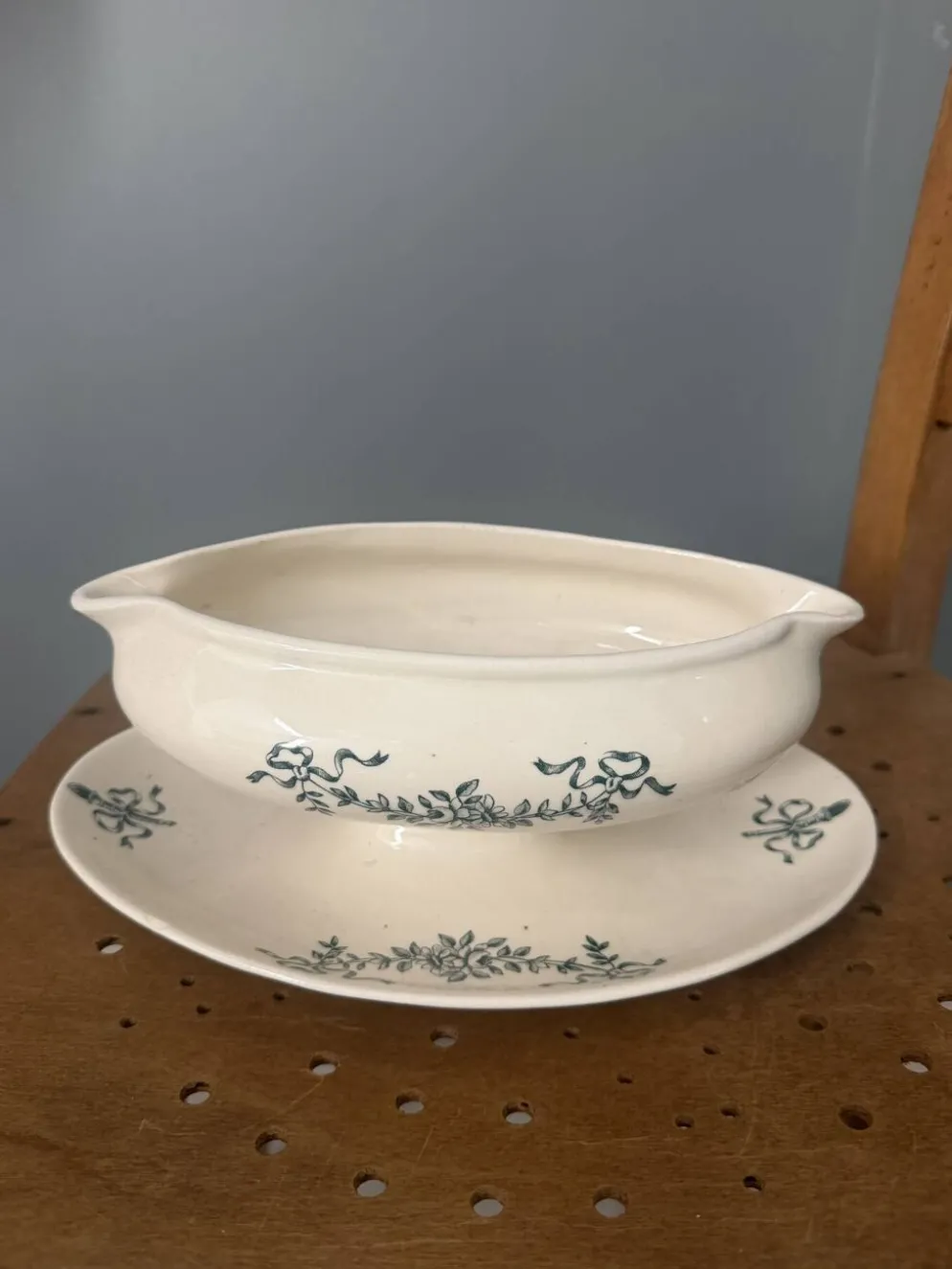 Saucière ancienne en faïence de Longchamp avec son dormant – décor ver