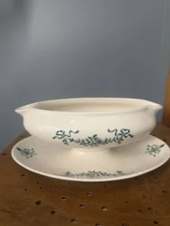 Saucière ancienne en faïence de Longchamp avec son dormant – décor ver