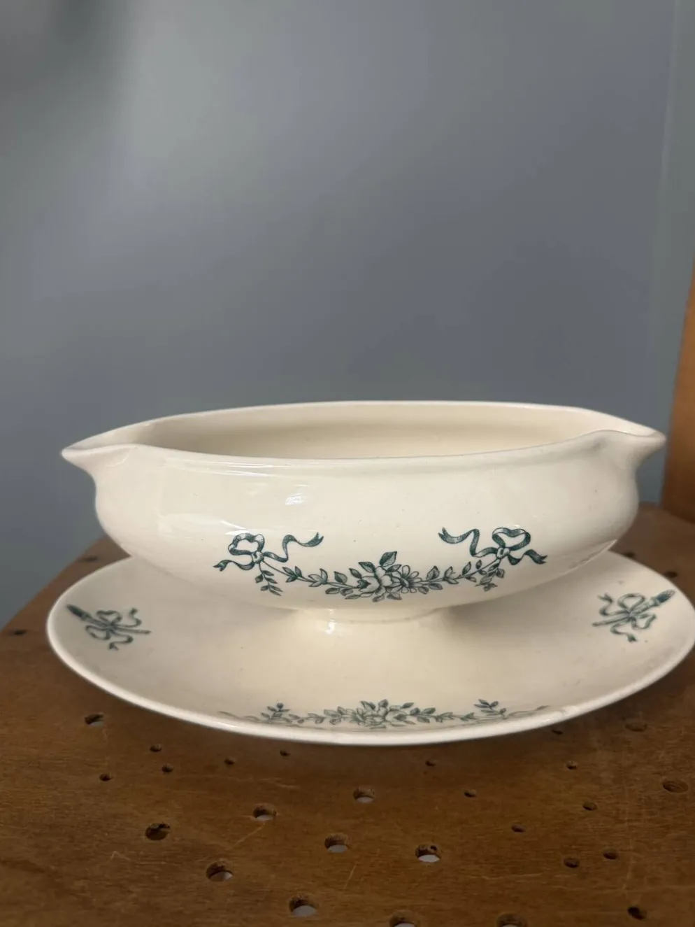 Saucière ancienne en faïence de Longchamp avec son dormant – décor ver