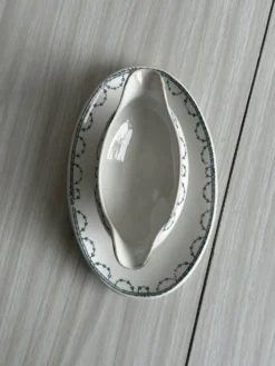 Saucière ancienne en porcelaine avec plateau