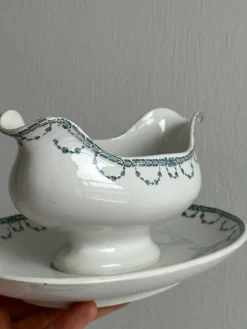 Saucière ancienne en porcelaine avec plateau