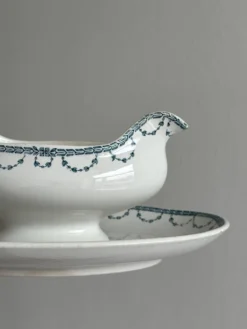Saucière ancienne en porcelaine avec plateau