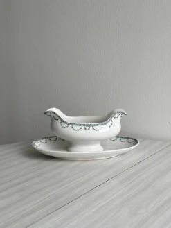 Saucière ancienne en porcelaine avec plateau