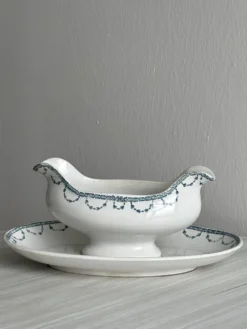 Saucière ancienne en porcelaine avec plateau