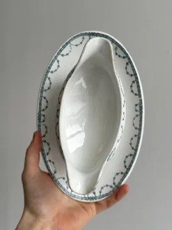 Saucière ancienne en porcelaine avec plateau