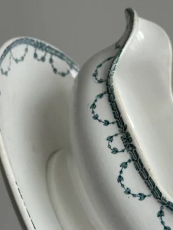 Saucière ancienne en porcelaine avec plateau