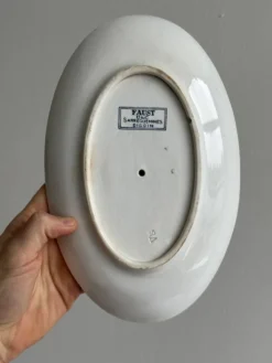 Saucière ancienne en porcelaine avec plateau