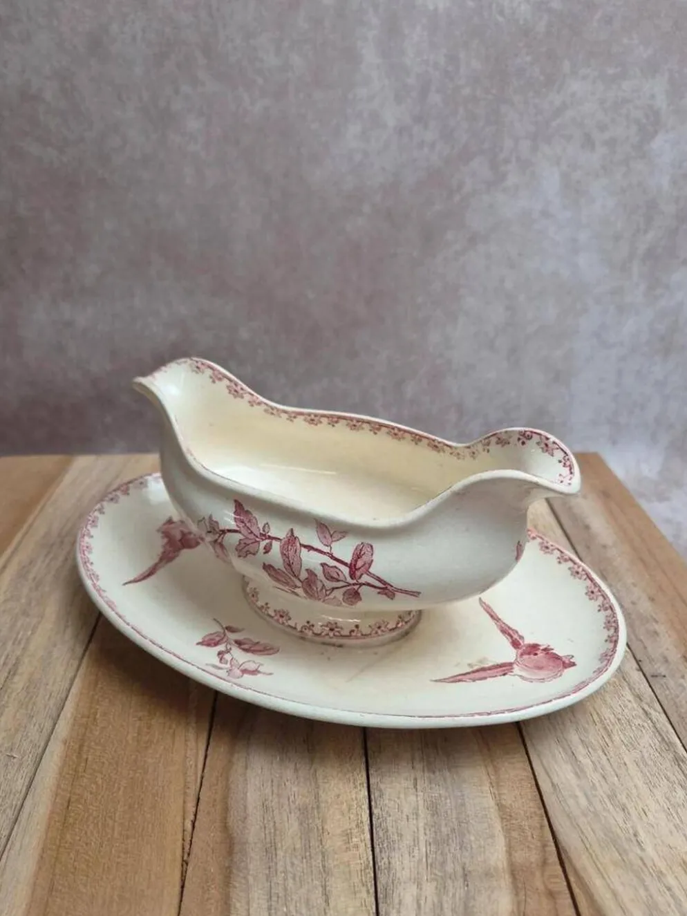 Saucière ancienne en terre de fer Sarreguemines & Digoin Favori rose oiseaux