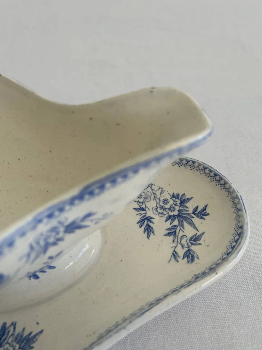 Saucière ancienne en terre de feu – Grigny – décor floral bleu