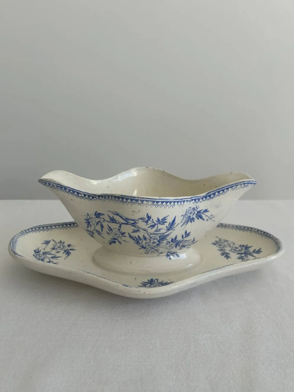 Saucière ancienne en terre de feu – Grigny – décor floral bleu