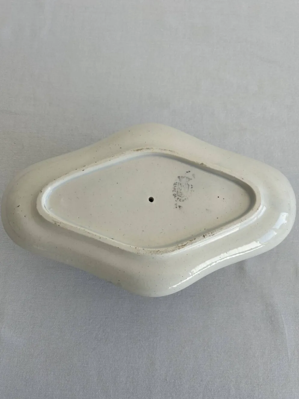 Saucière ancienne en terre de feu – Grigny – décor floral bleu