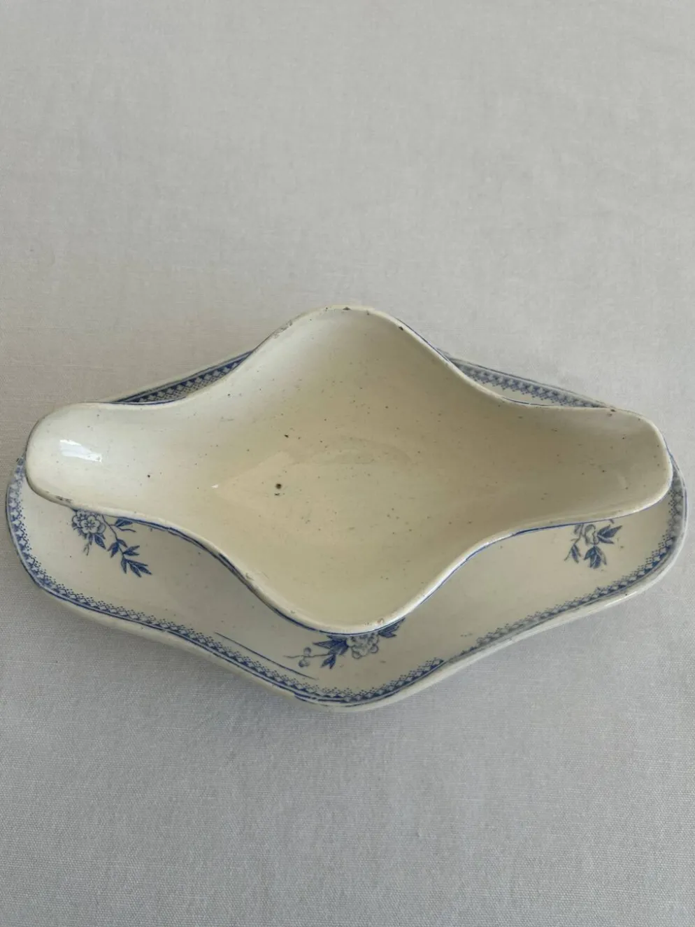 Saucière ancienne en terre de feu – Grigny – décor floral bleu