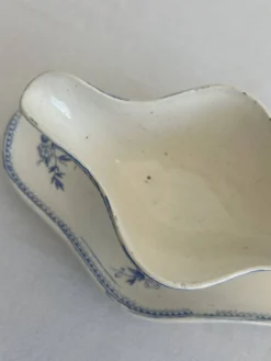 Saucière ancienne en terre de feu – Grigny – décor floral bleu
