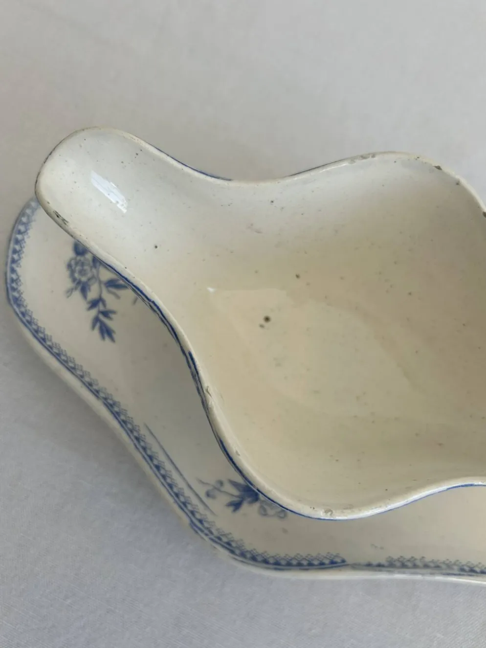 Saucière ancienne en terre de feu – Grigny – décor floral bleu