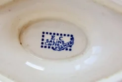 Saucière ancienne en terre de fer Salins - Modèle Damier