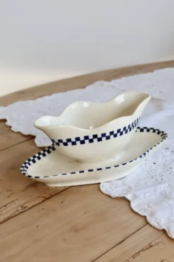 Saucière ancienne en terre de fer Salins - Modèle Damier